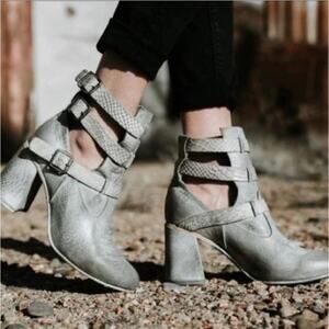 Freebird by Steven 8 gray snakeskin teddy booties
